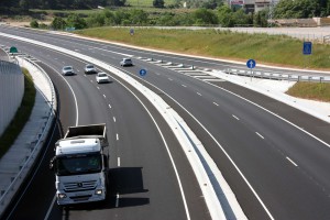 Nutzfahrzeug auf Autobahn